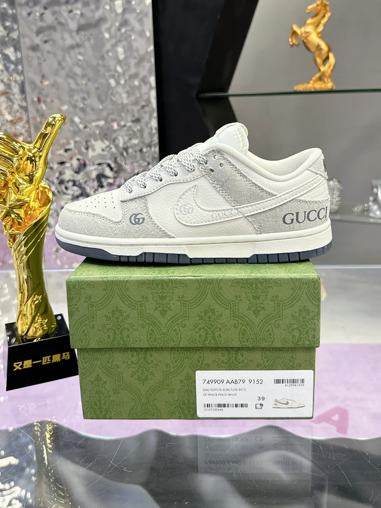 Men's shoes 💰580❤️❤️❤️ Gucci co-branded dunk Nike The latest official model 💓Gucci x Nike Dunk SB series 💓 Produced by Foshan Factory. The shoe body is made of off-white canvas as the main color, with an off-white leather frame overlay, making the shoe very versatile. The tongue is embroidered with yellow Gucci words, and the Swooshb on both sides of the shoe body The logo is embellished with sky blue, and the tongue is made of mesh material, which enhances breathability and is very versatile overall. The word Gucci on the lower side of the heel is decorated in 3D, the mini Nike Swoosh Logo on the side of the toe is embellished with sky blue embroidery, and the yellow Gucci brand name is printed on the heel to highlight the joint identity. Finally, an aged oxidized midsole and a blue outsole complete the overall design. Size: 35-45 Full set of Gucci packaging